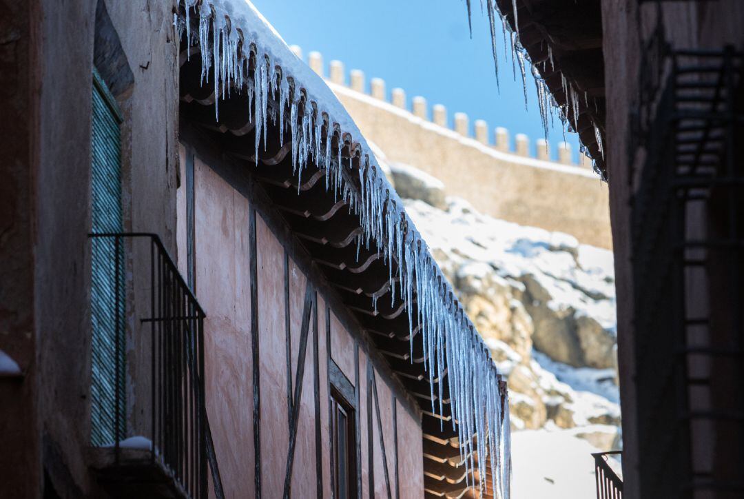 Carámbanos colgados de un tejado de un edificio durante la ola de frío en Albarracín, Teruel, Aragón (España), a 13 de enero de 2021. 