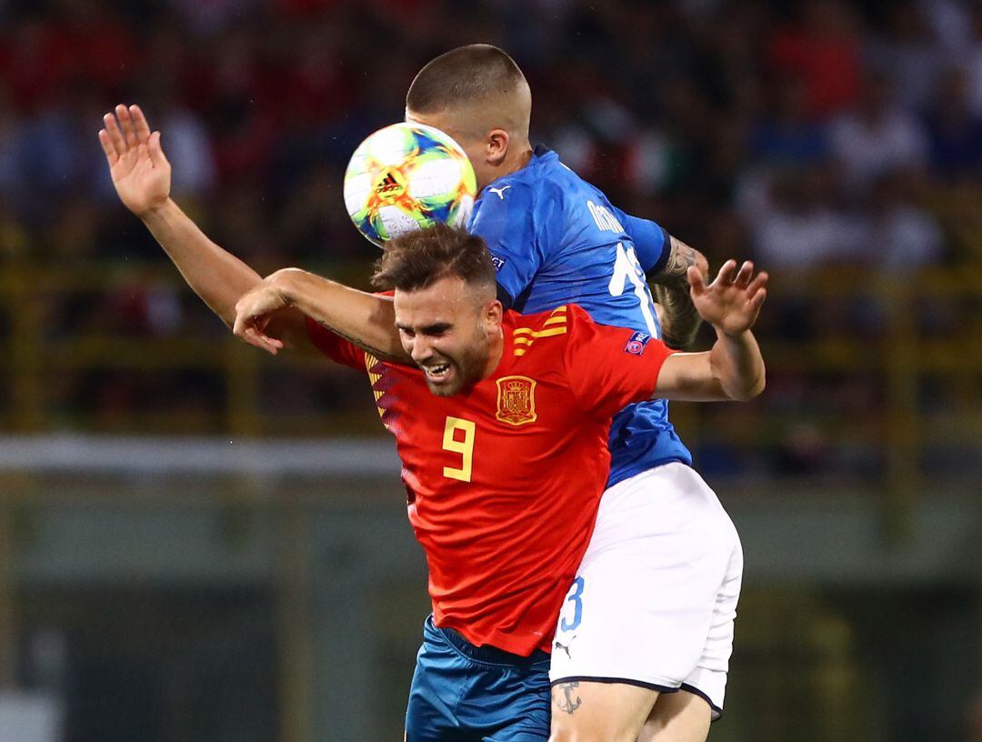 Borja Mayoral lucha por un balón con el italiano Gianluca Mancini.