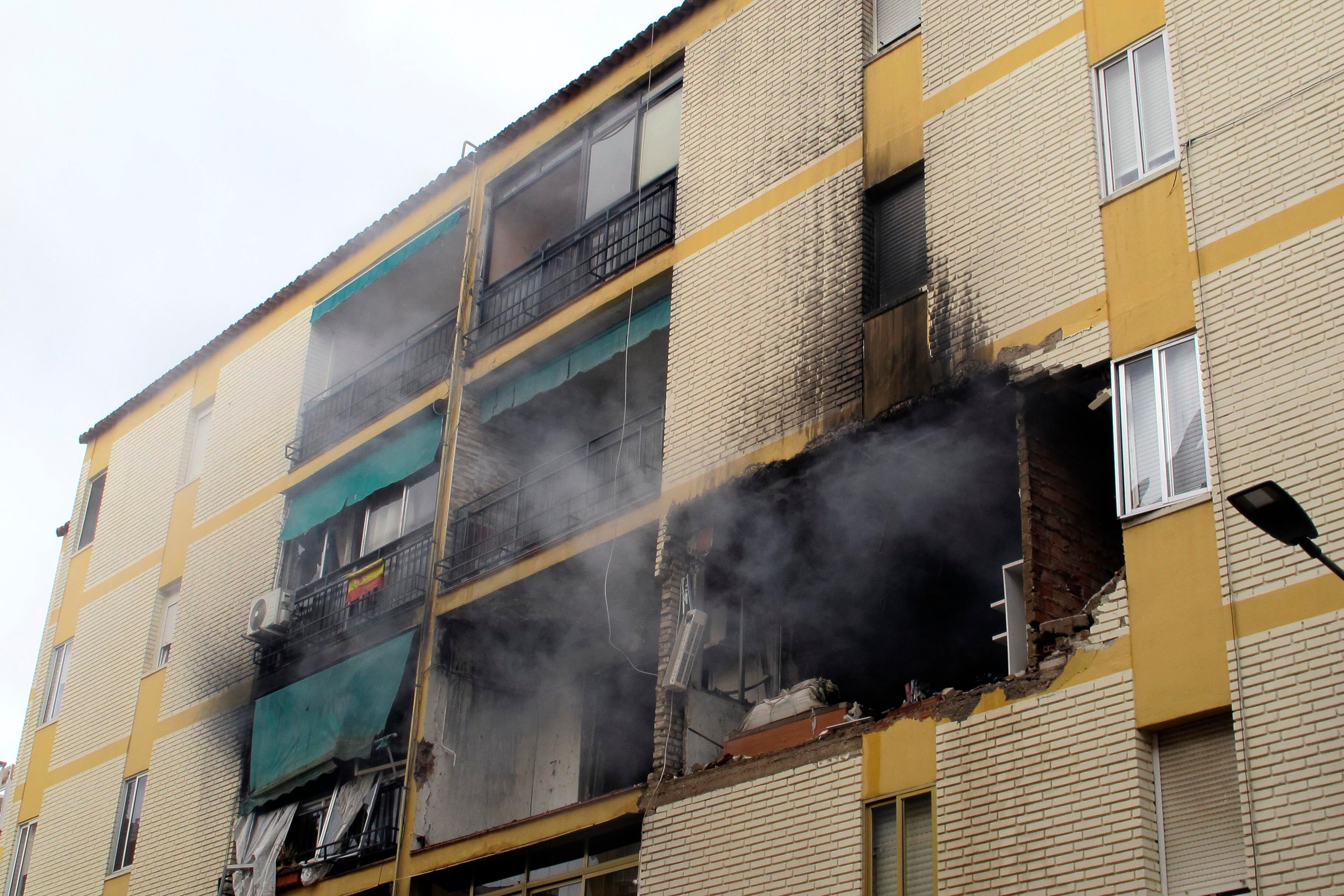 Vista de los efectos de una explosión de gas este jueves, en una vivienda ubicada en un bloque de pisos de la calle Hernando de Soto de Badajoz. | EFE/ José Luis Real