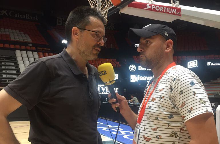 Pedro Martínez con nuestro compañero Fran Guaita atendiendo a El Larguero 