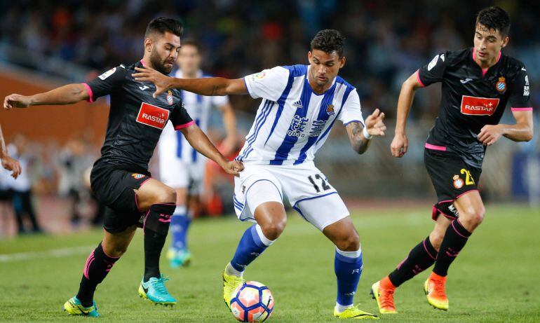 Willian José pelea por un balón con dos jugadores del Espanyol