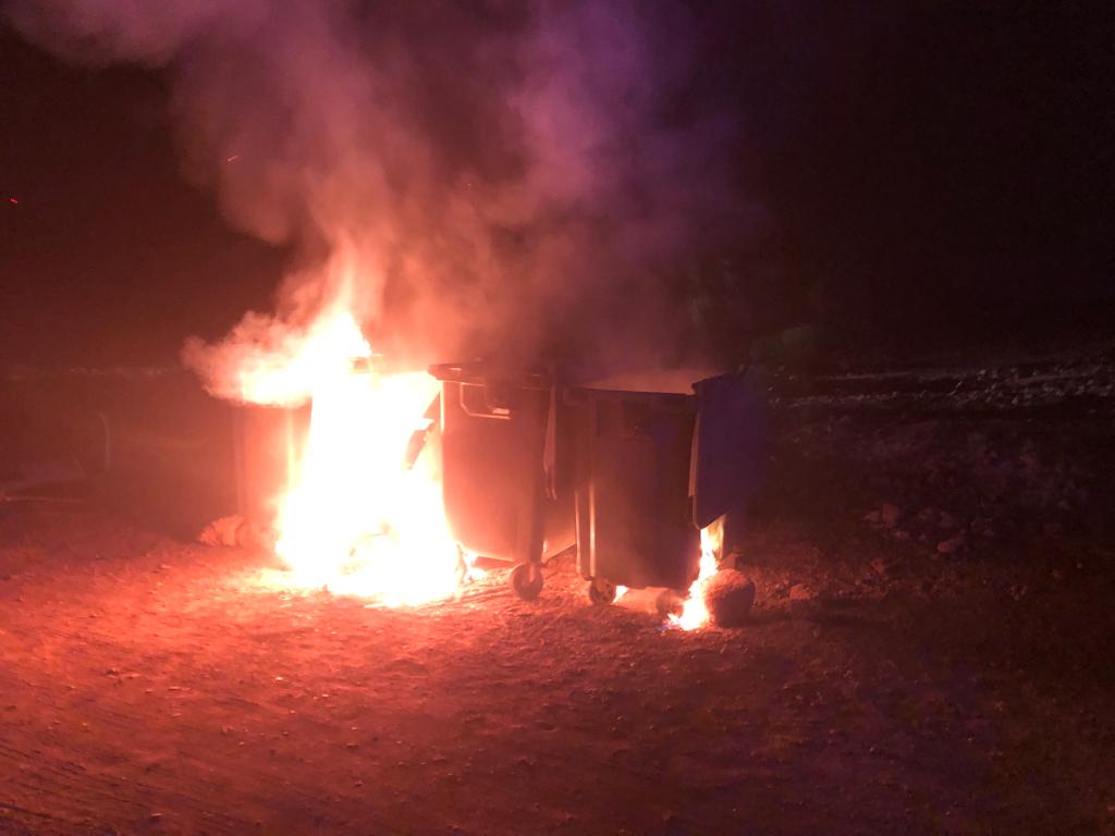 Uno de los conedores incendiados en Arrecife.