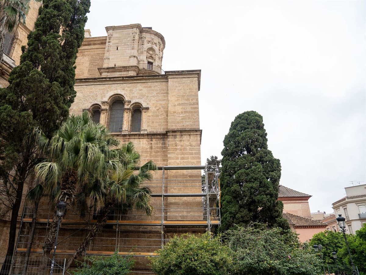 Comienza la instalación de andamios para la construcción del tejado de la sacristía de la catedral de Málaga