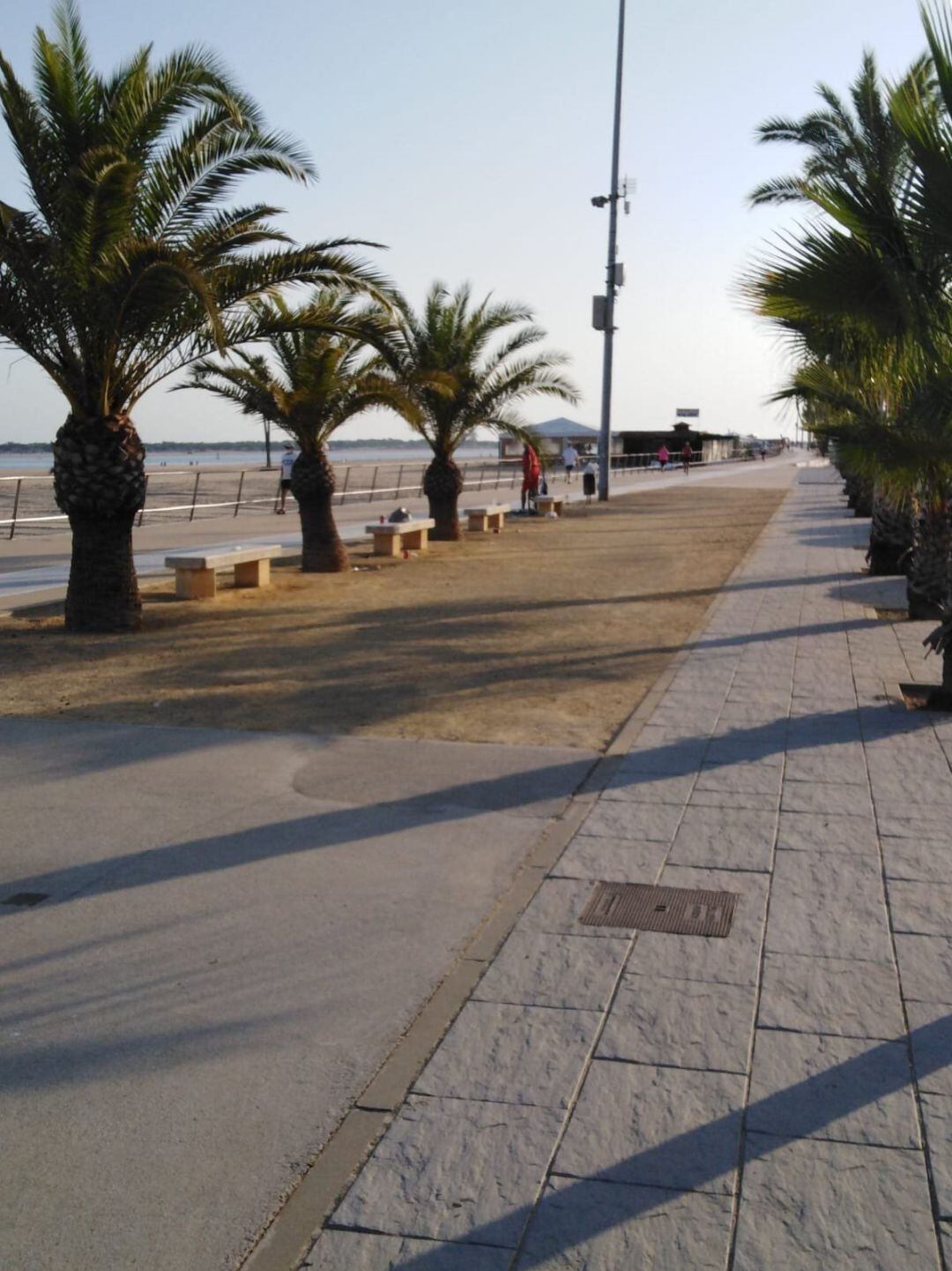 Vista del paseo marítimo de la playa de Sanlúcar de Barrameda