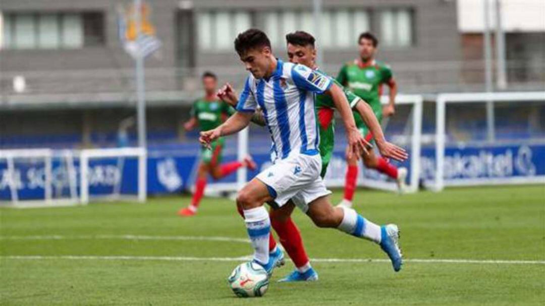 Barrenetxea conduce un balón en el amistoso de verano en Zubieta contra el Alavés