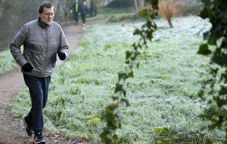 El presidente del gobierno, Mariano Rajoy, caminando en la localidad pontevedresa de A Armenteria