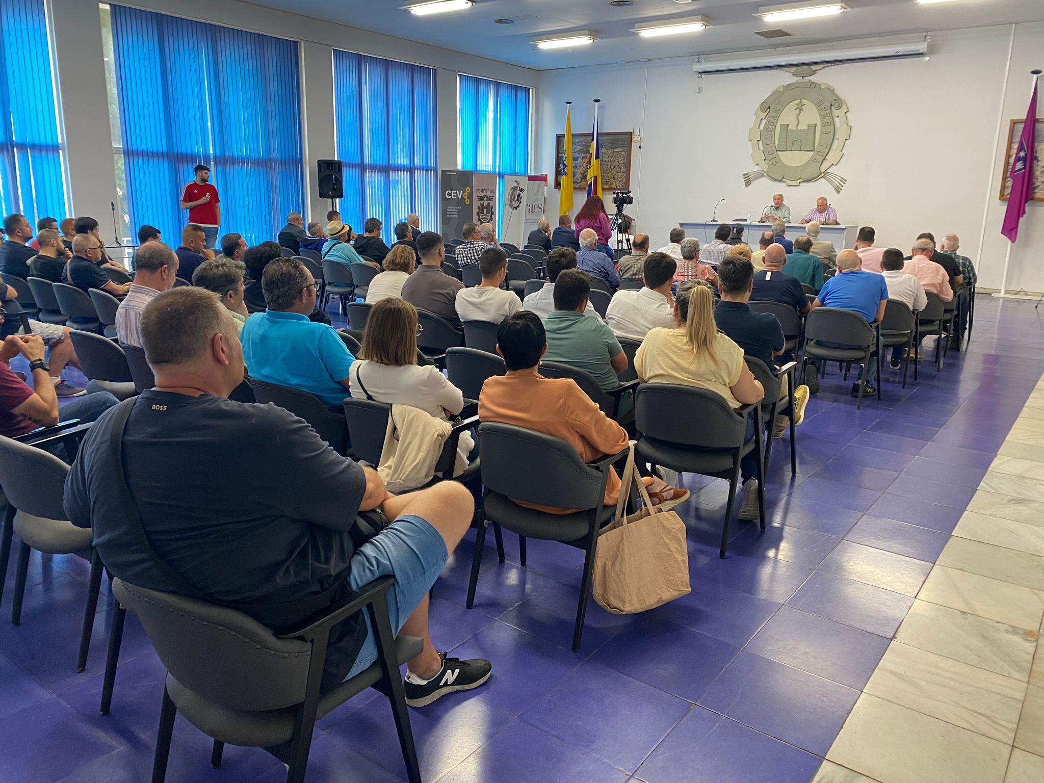 Bastante asistencia de gente a la reunión