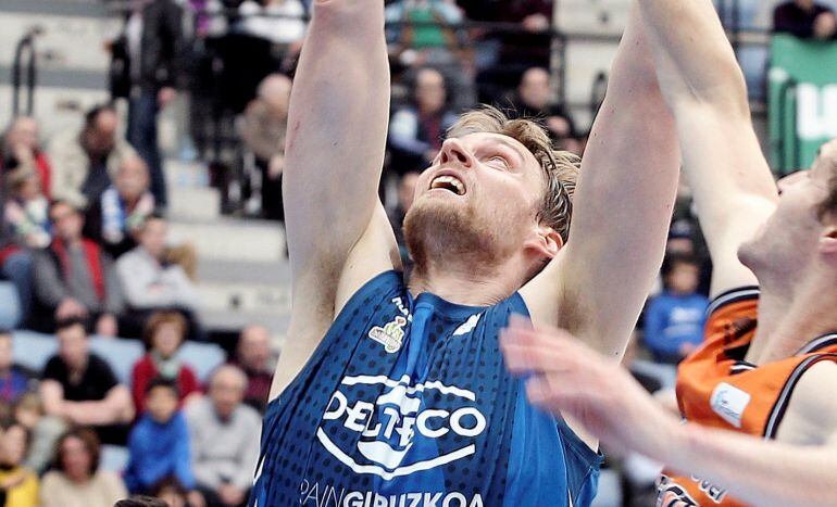 Norel pelea un balón en el partido del Valencia Basket en el que se lesionó