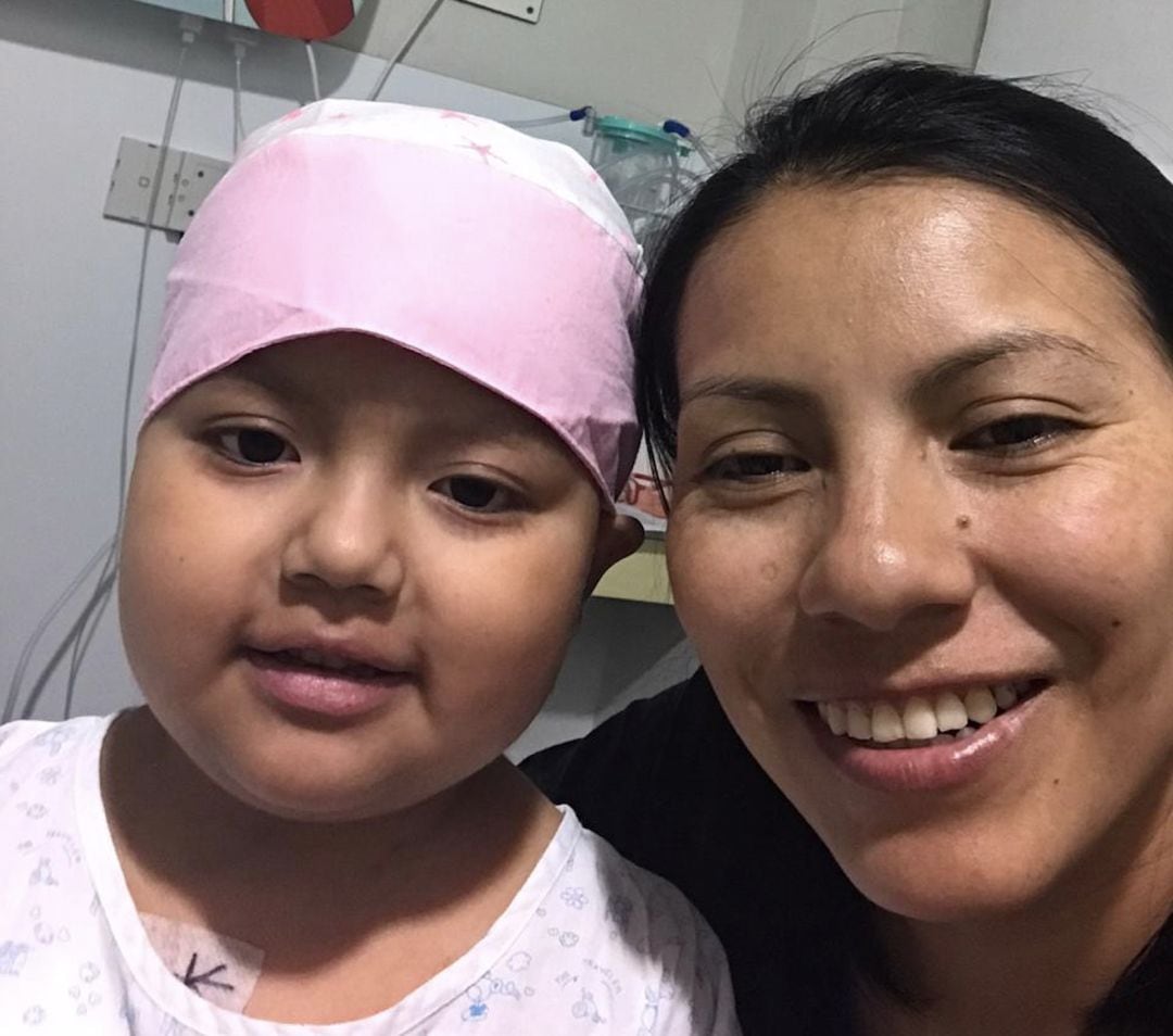 Camelia y su madre en el Hospital Virgen de la Arrixaca