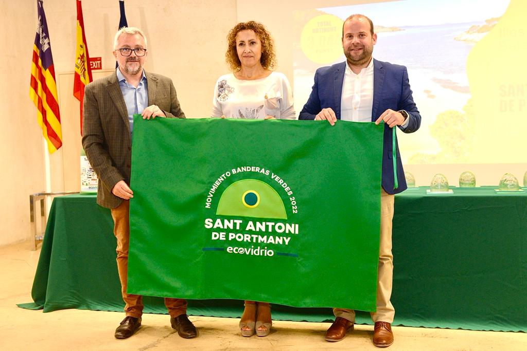 El momento de la entrega de la bandera