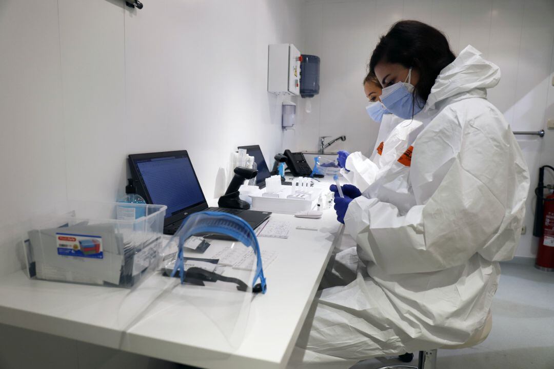 Sanitarios analizan pruebas PCR para la detección de la COVID-19