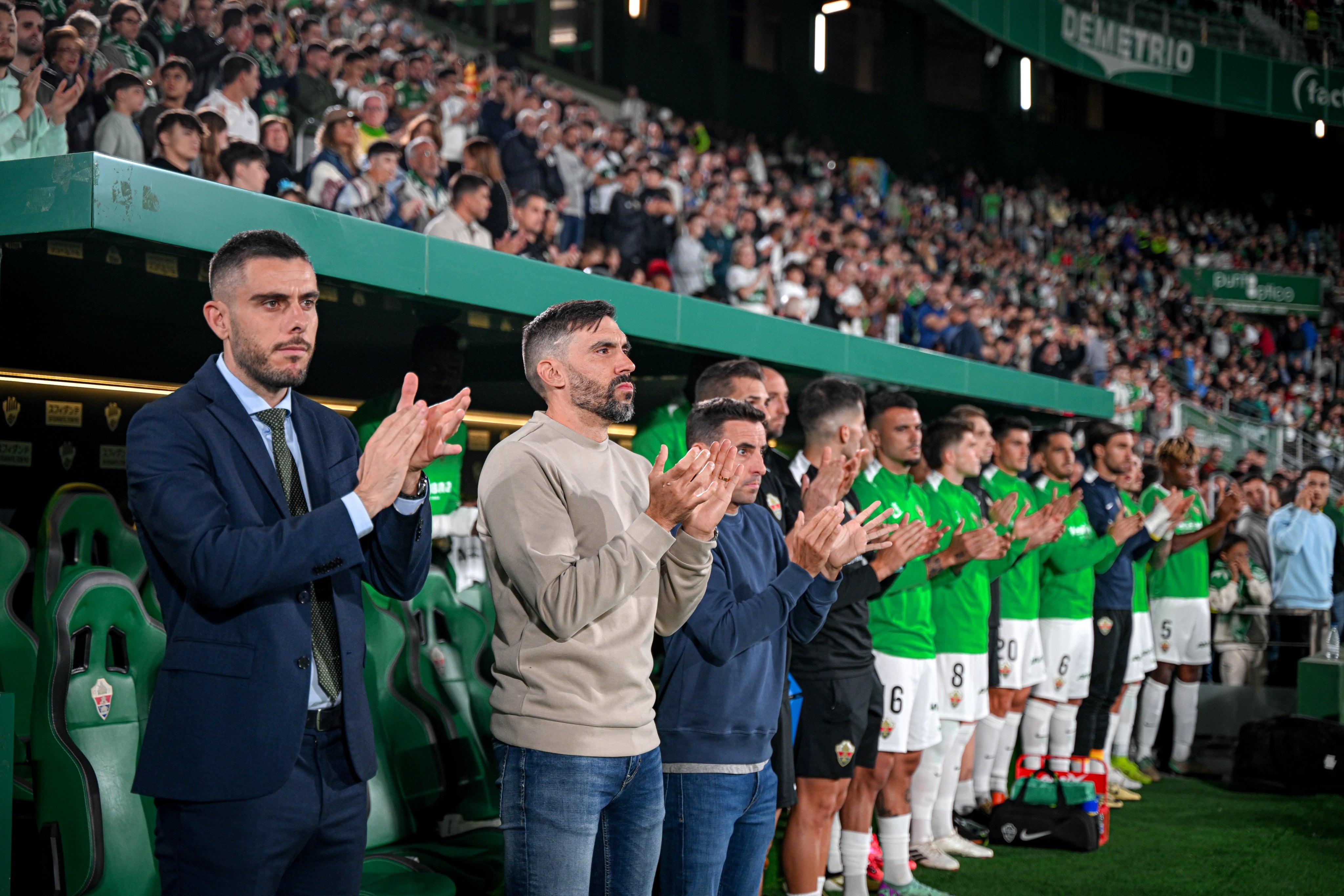 El banquillo del Elche aplaude en el homenaje a las víctimas de la DANA