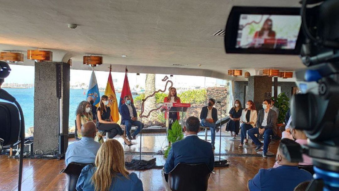 María Dolores Corujo, presidenta del Cabildo de Lanzarote, rodeada de parte de los consejeros de su grupo de gobierno.