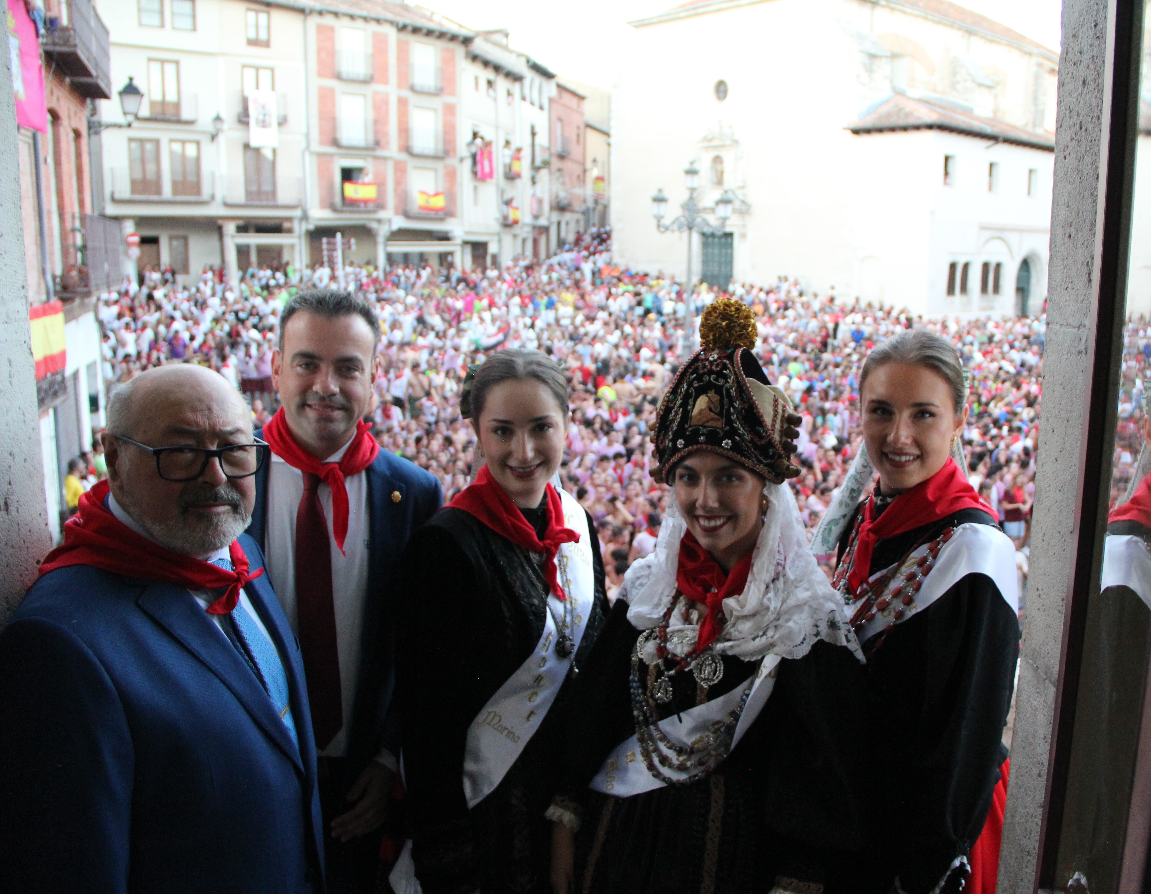 El pregonero, la corregidora y las damas junto al alcalde de Cuéllar tras dar comienzo a las fiestas de Cuéllar 2025