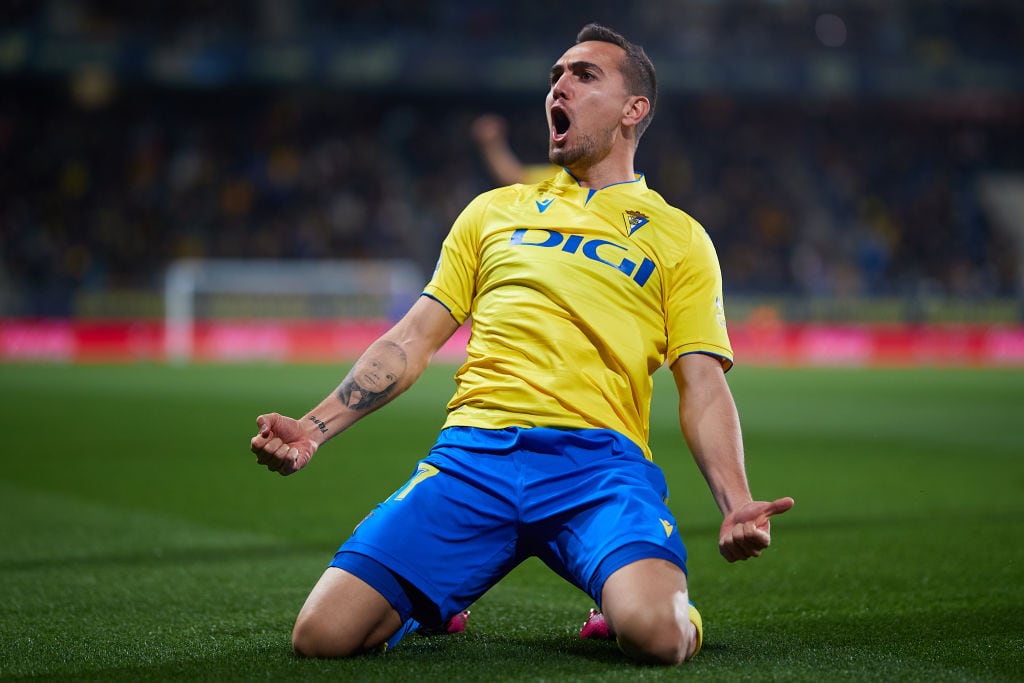 Gonzalo Escalante celebra un gol con el Cádiz