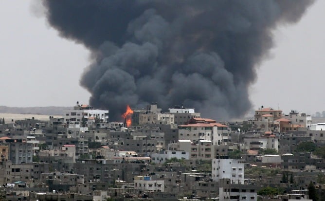 Columnas de humo tras el bombardeo israelí en la ciudad de Gaza.