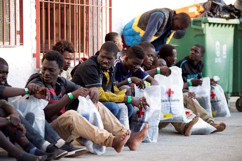 Parte de los últimos inmigrantes llegados este domingo al Puerto de Motril (Granada)
