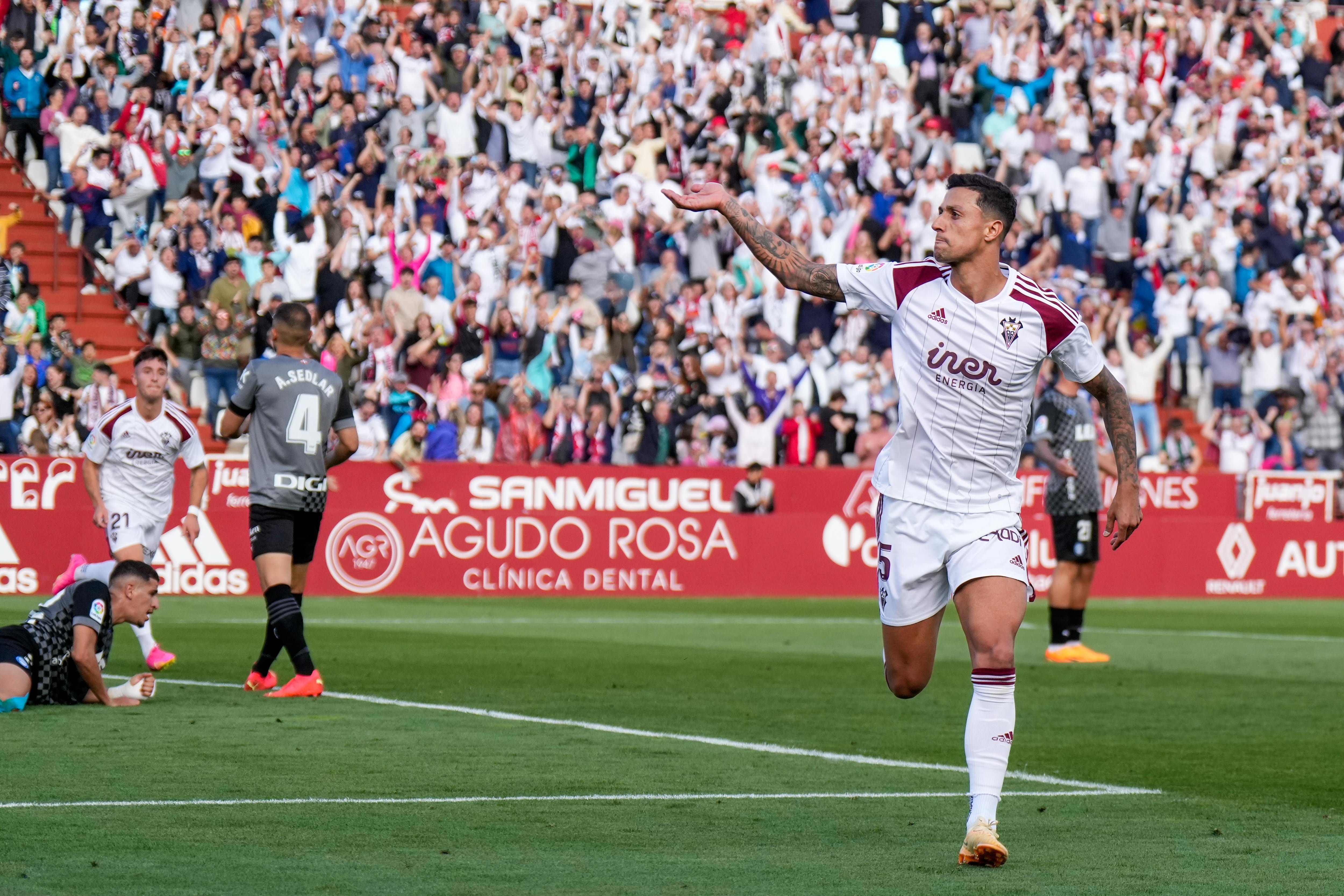 Maikel Mesa celebra su gol ante el Alavés