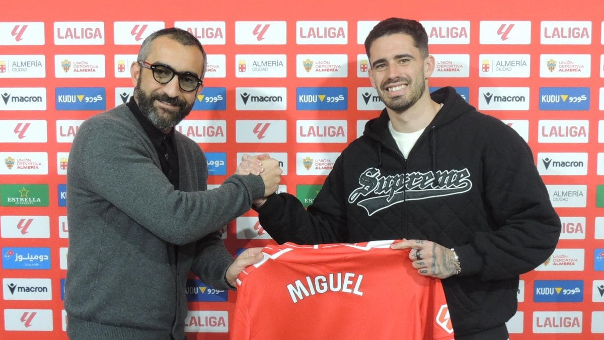 Mohamed El Assy presentando a Miguel de la Fuente.