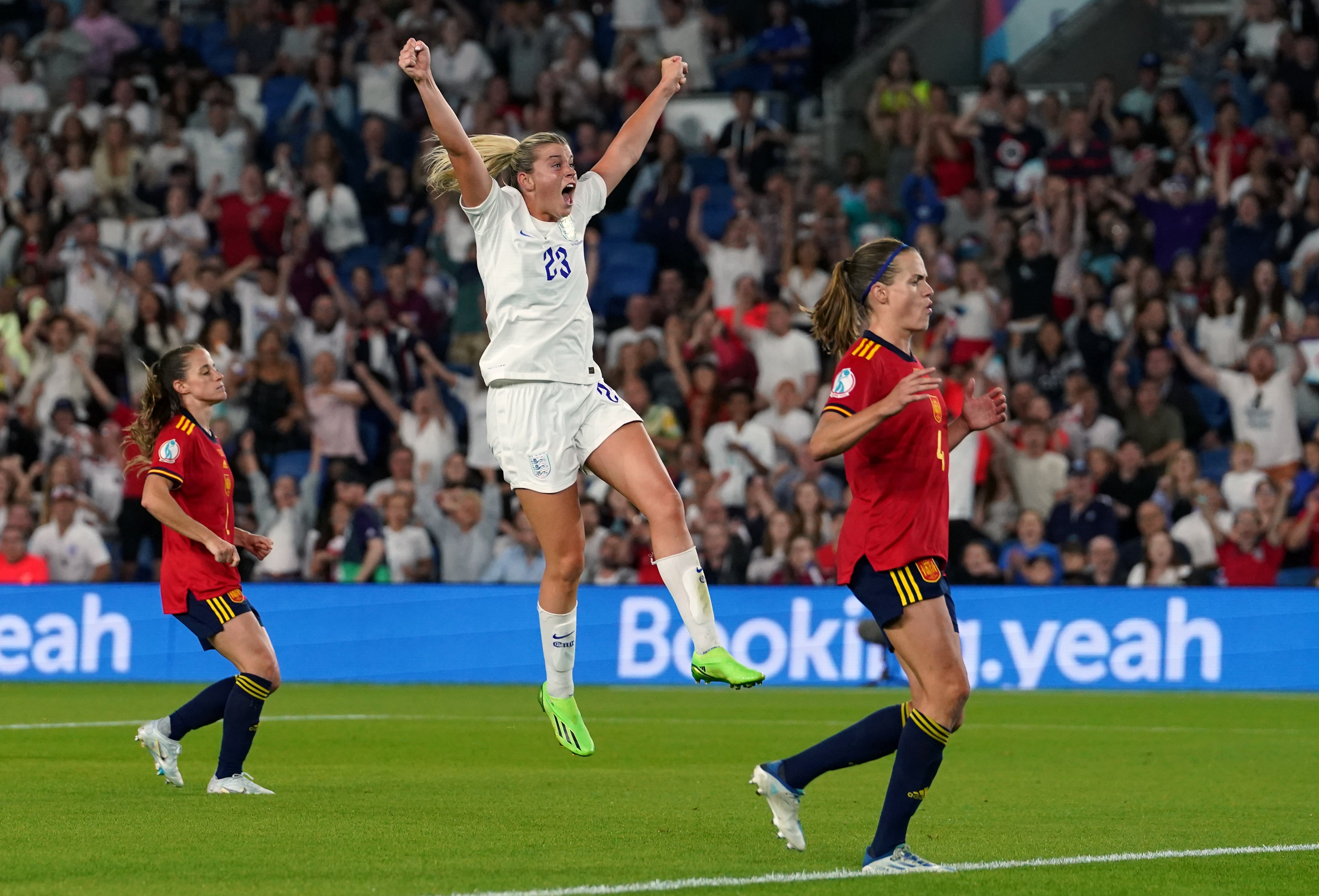 Alessia Russo celebra el gol