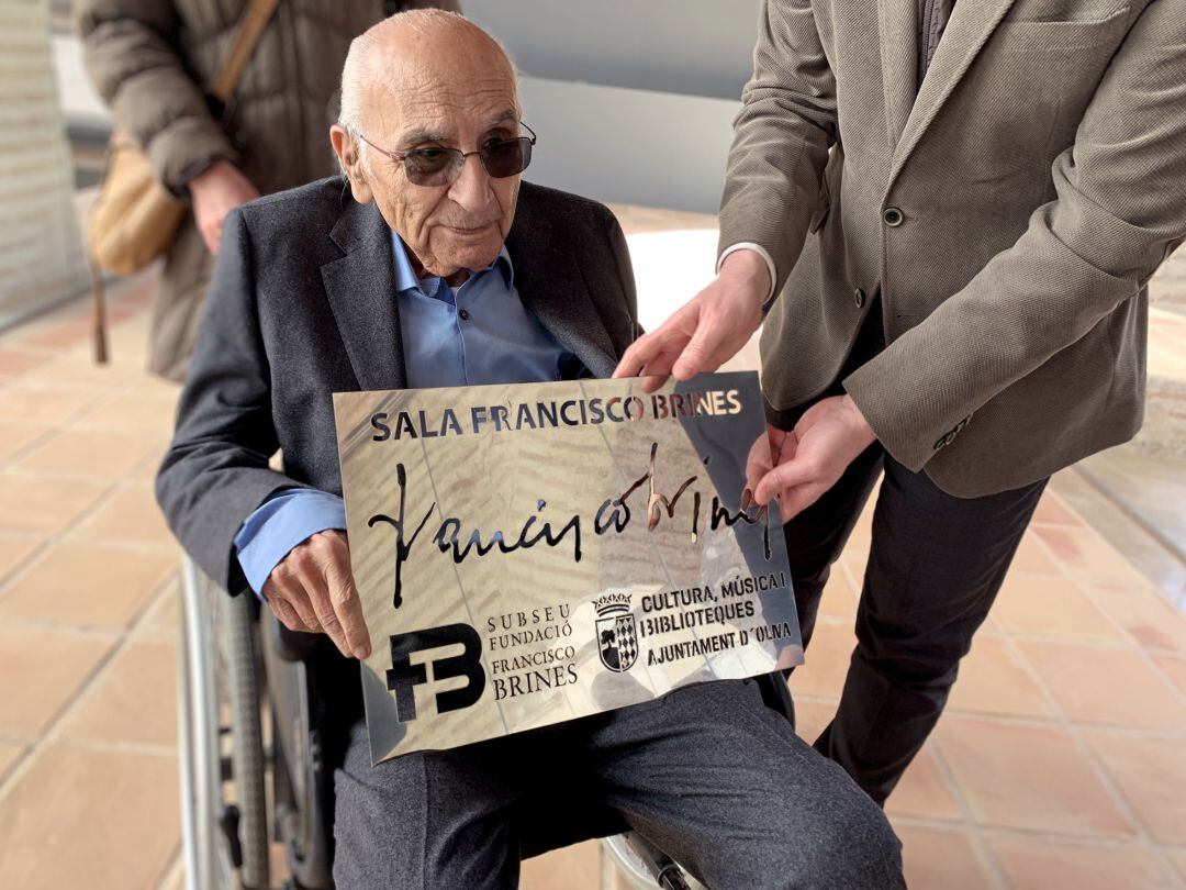 Francisco Brines con la placa del edificio Enginy de Sucre