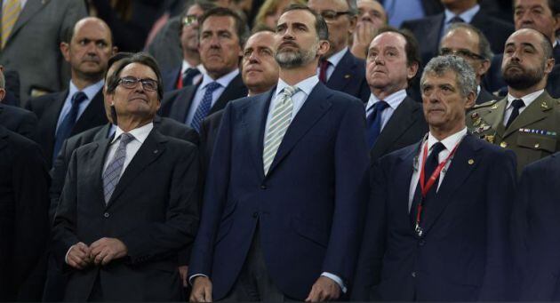 Artur Mas y Felipe VI durante la pitada al himno en el Camp Nou