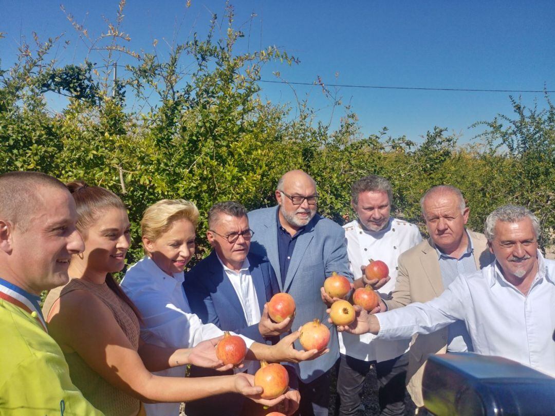 Mireia Mollà, cuando era edil de Elche (izda), en el corte de la primera granada mollar de la temporada, junto con miembros de ese Ayuntamiento y el presidente de esa Denominación de Origen, Francisco Oliva (c).