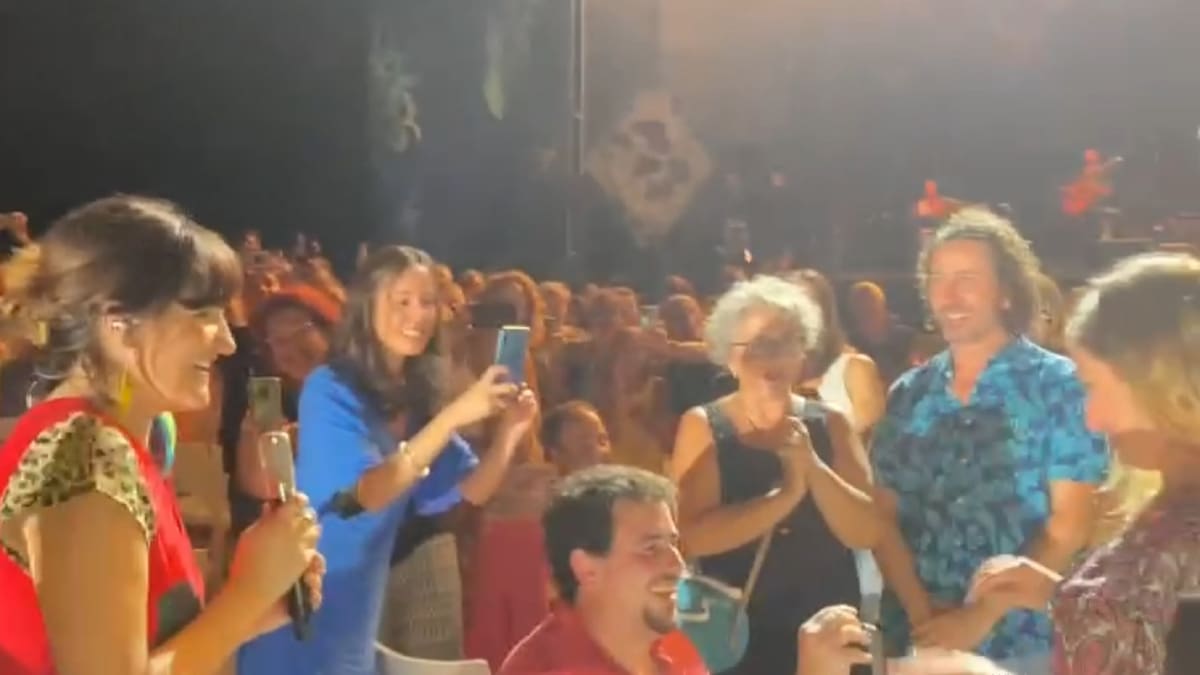 El vídeo de la pedida de mano en medio de un concierto de Rozalén en el que ella misma actúa como "madrina"