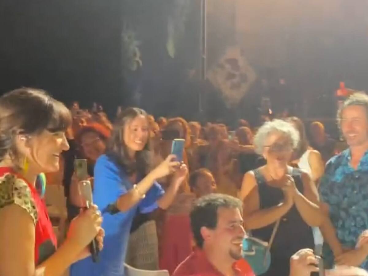 El vídeo de la pedida de mano en medio de un concierto de Rozalén en el que ella misma actúa como "madrina"