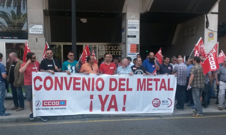 Los trabajadores del metal asturiano se concentran frente a la sede de la patronal en Gijón por un convenio colectivo digno y justo