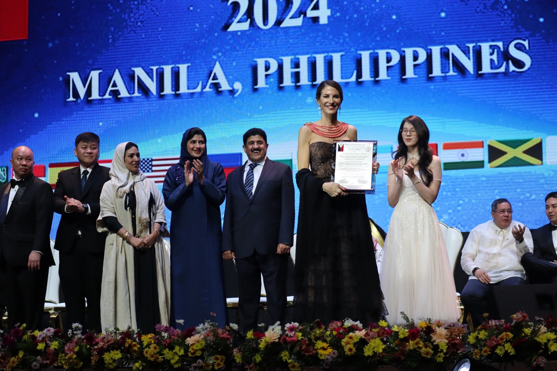 La doctora Margarita Cabanás en el momento de recoger su Premio Internacional Gusi de la Paz 2024 en Manila