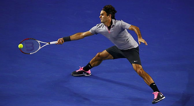 Federer devuelve una bola a Tsonga