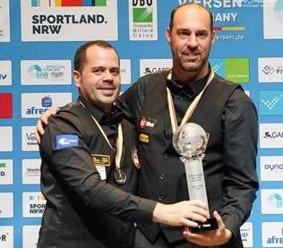 El jugador del Club Billar Móstoles, Rubén Legazpi, junto a Sergio Jiménez, se han proclamado subcampeones del mundo de billar a 3 bandas por equipos nacionales en Viersen (Alemania)