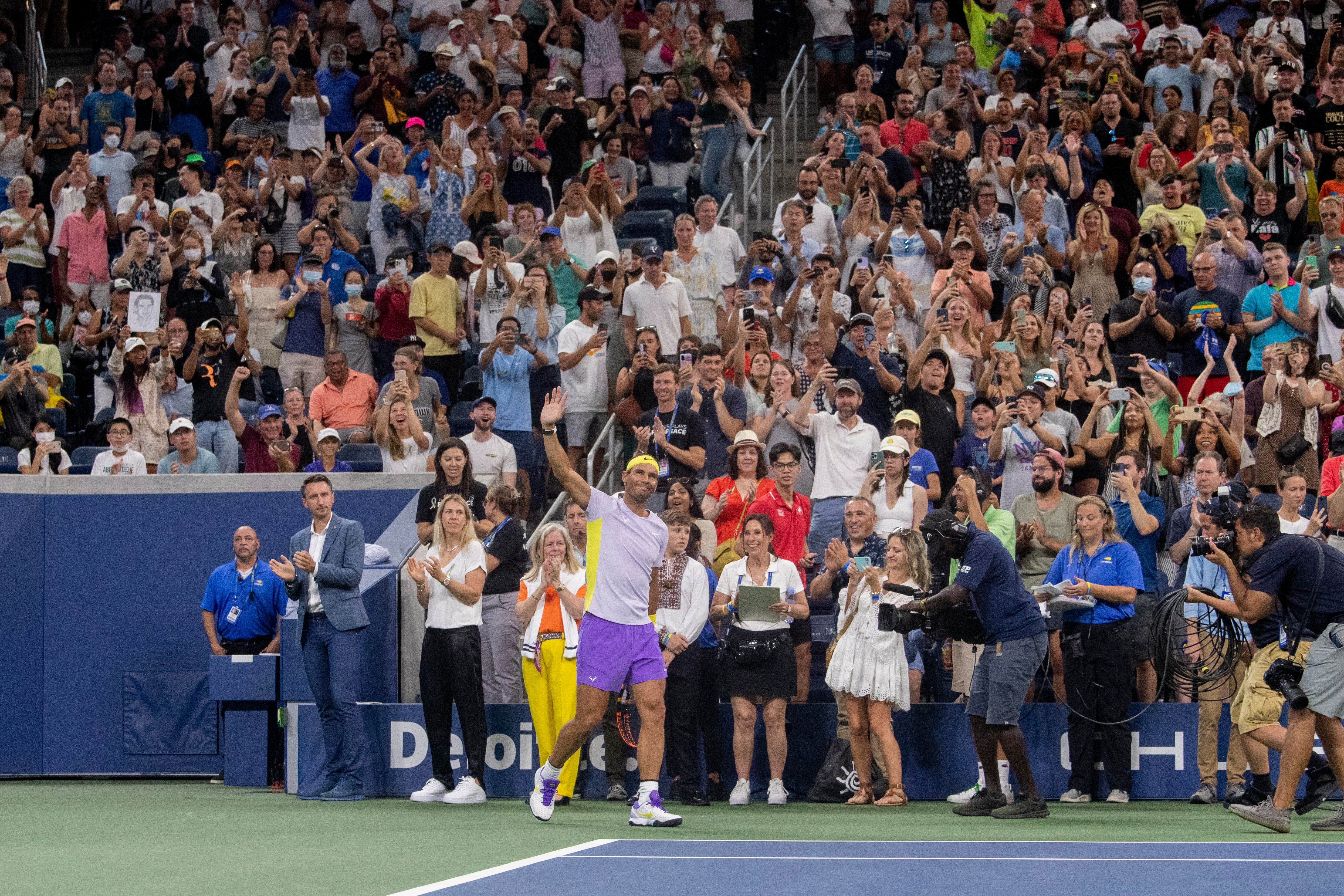 New York (United States), 24/08/2022.- Rafael Nadal (C) enters the stadium during the Tennis Plays for Peace Exhibition at the U.S.T.A. Billie Jean King National Tennis Center in New York, New York, USA, 24 August 2022. Taking place on Ukraine's Independence Day, the tournament raised money for Global Giving's Ukraine Crisis Relief Fund. (Tenis, Ucrania, Estados Unidos, Nueva York) EFE/EPA/SARAH YENESEL