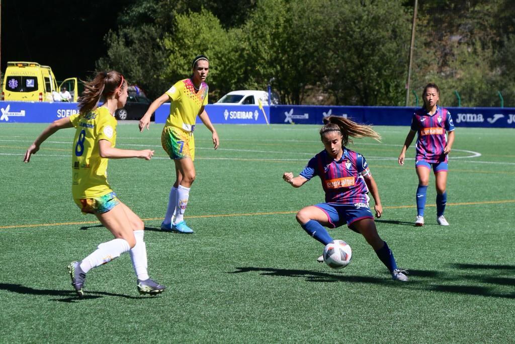 Sheila recibe un balón durante el partido entre las armeras y las canarias