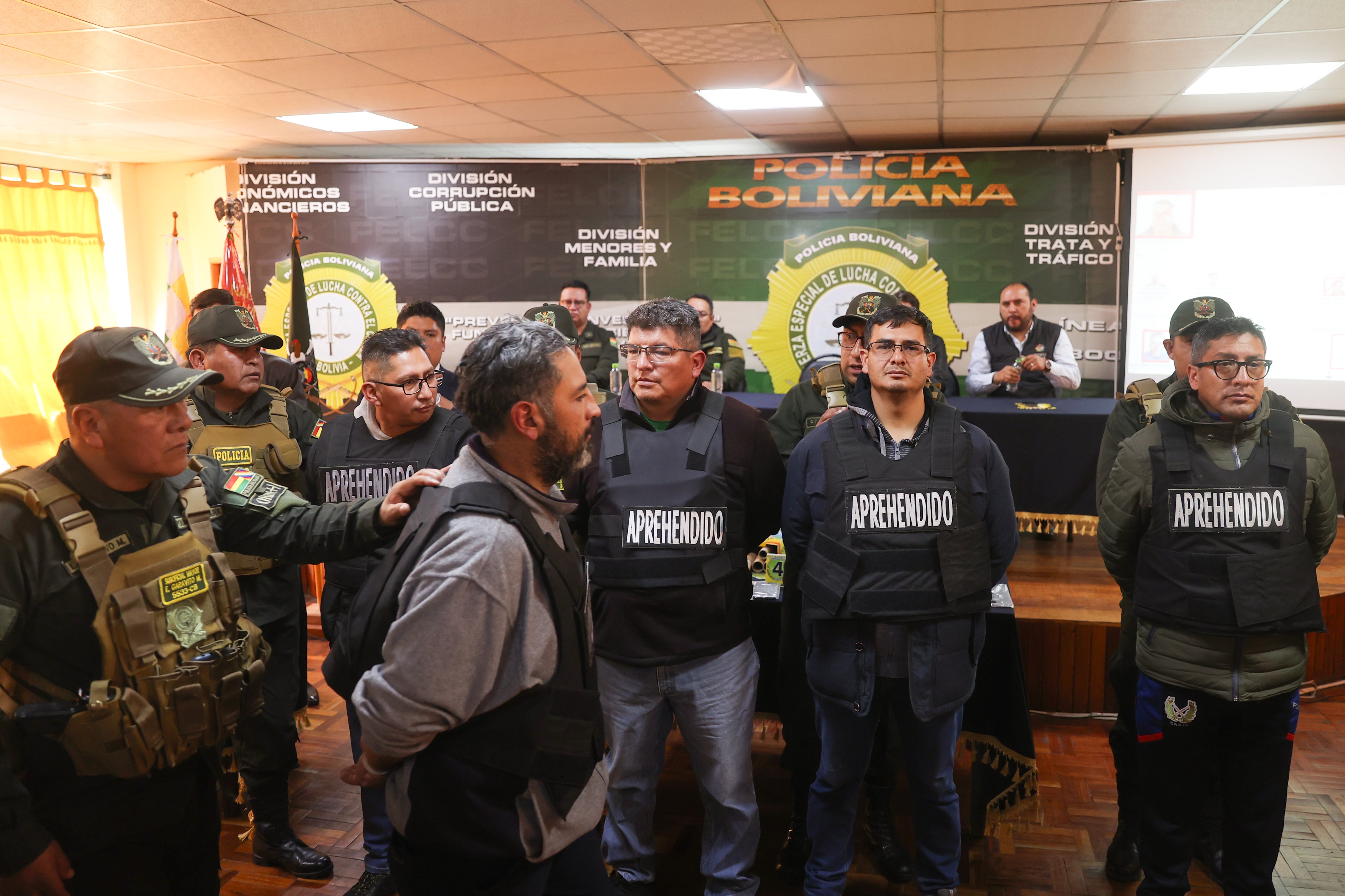 Un integrante de la Policía de Bolivia escolta a militares detenidos luego del intento de golpe de estado en La Paz (Bolivia)