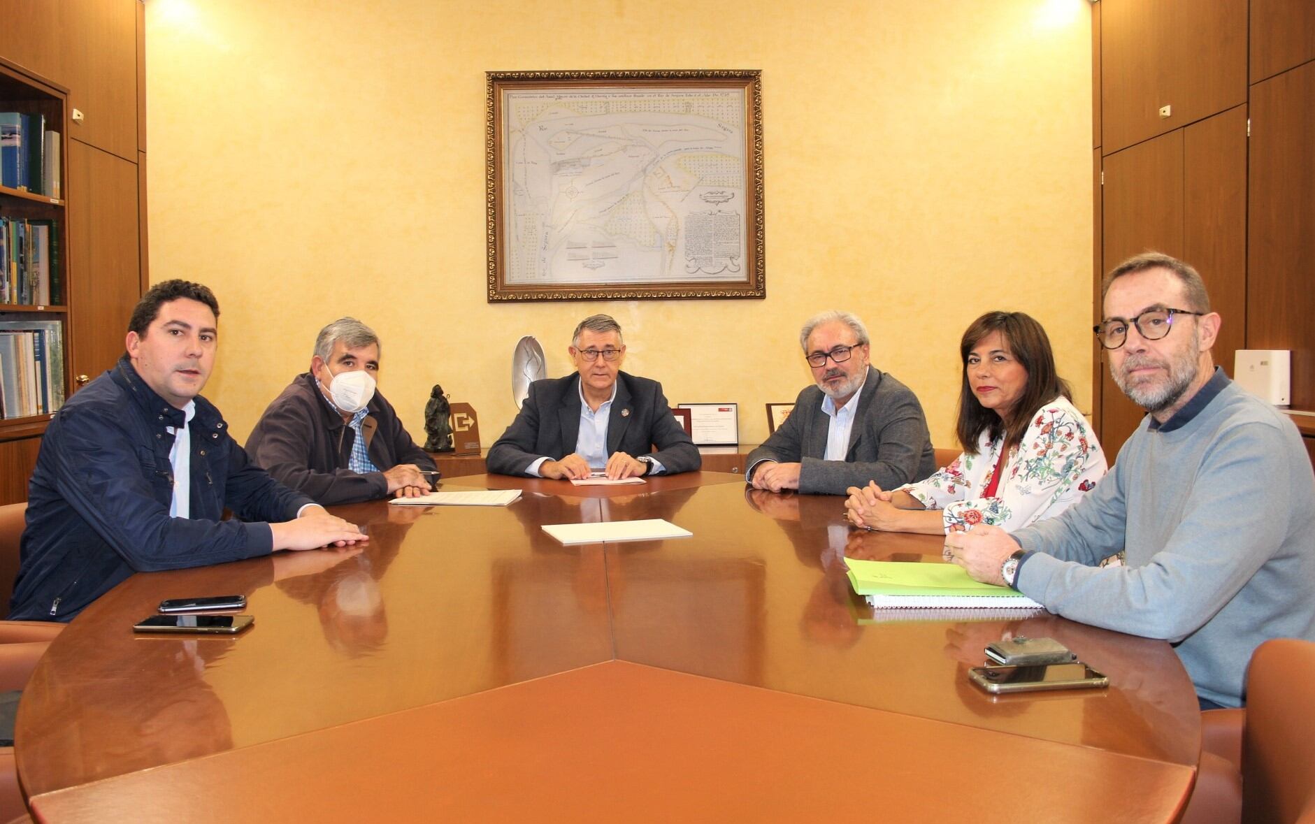 El presidente de la Confederación Hidrográfica del Segura, Mario Urrea (centro) junto con el alcalde de Santiago Pontones, Pascual González (a su izqda), acompañados de responsables de la Diputación de Jaén y varios técnicos.