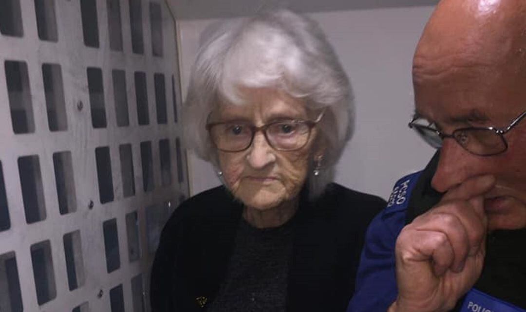 La anciana junto a uno de los agentes.