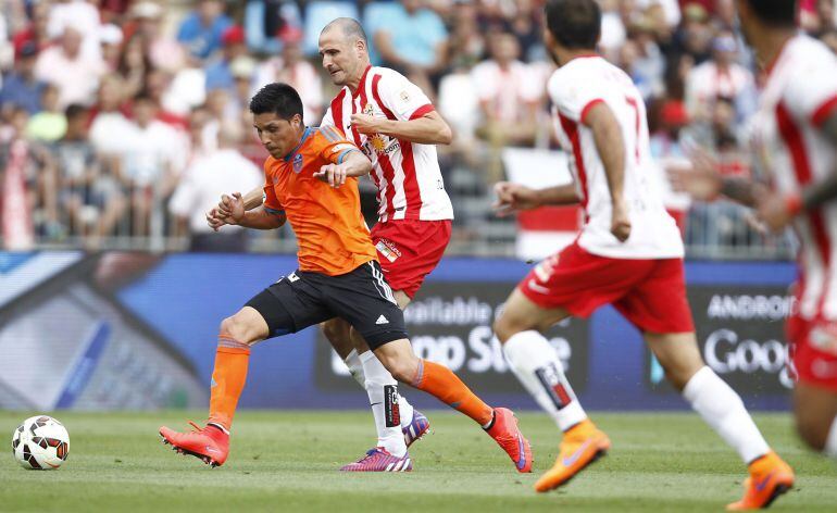 Enzo Perez, en un lance del partido entre el Almería y el Valencia.