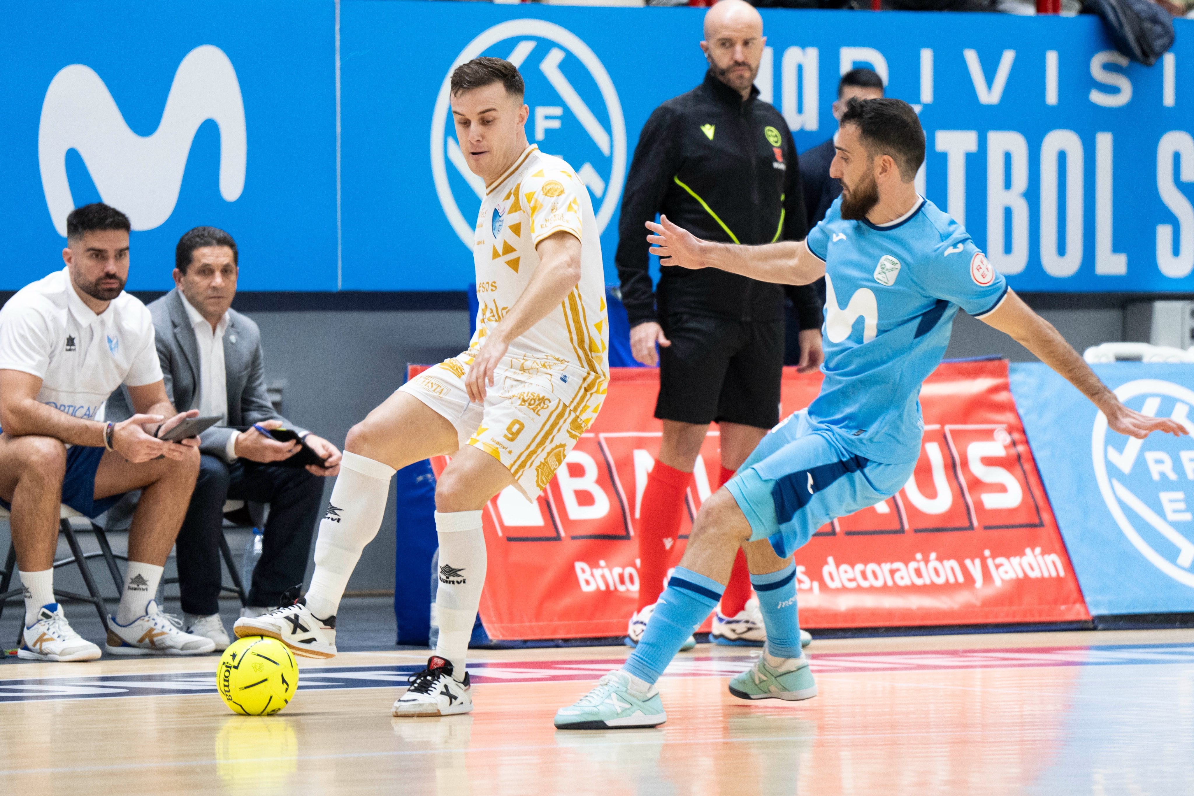 Dos jugadores en disputa en el Quesos El Hidalgo Manzanares FS - Inter Movistar FS