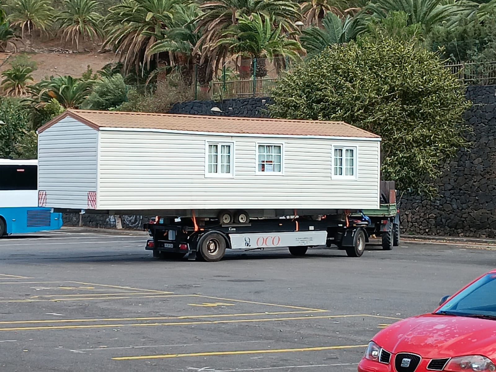 Una casa prefabricada sobre un cambión en el Palmetum, en Santa Cruz de Tenerife.