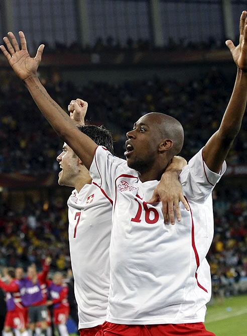 Barnetta y Fernandes celebran el gol ante España