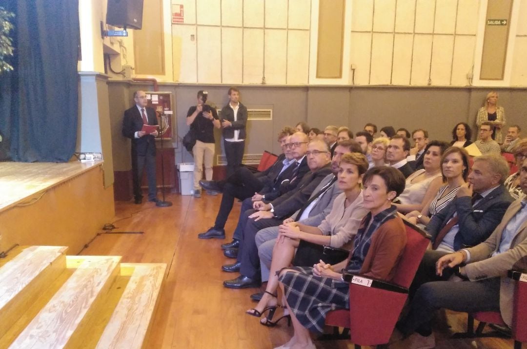 Autoridades presentes en la apertura de curso junto a la directora del IES Plaza de la Cruz, María Jesús Gastesi