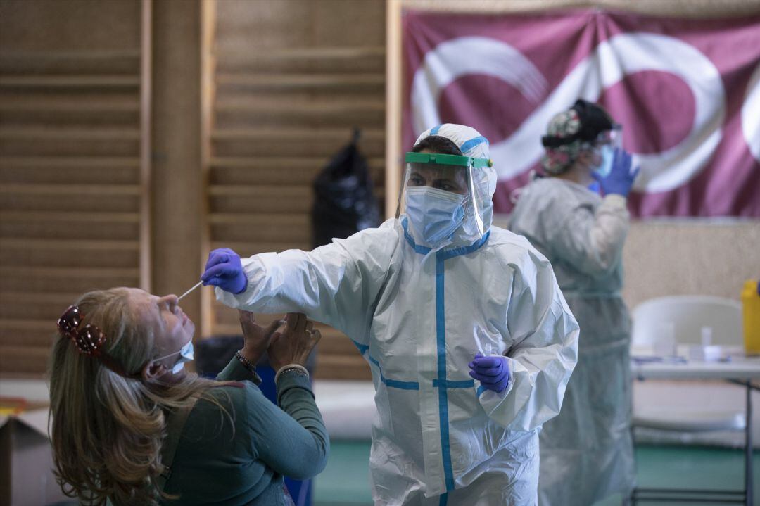 Sanitarios trabajando durante las pruebas de cribado de covid-19 con test de antígenos en pabellones deportivos de Sevilla.