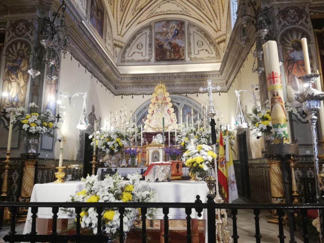 La Virgen del Rocío en el Altar Mayor de la Iglesia Ntra. Sra. de la Asunción de Almonte (Huelva)