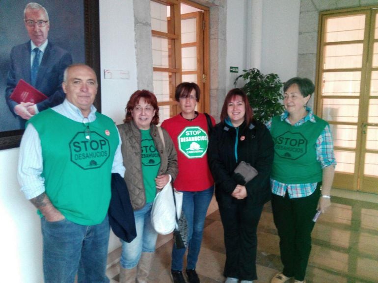 Miembros de la PAH en el Parlamento de Cantabria.