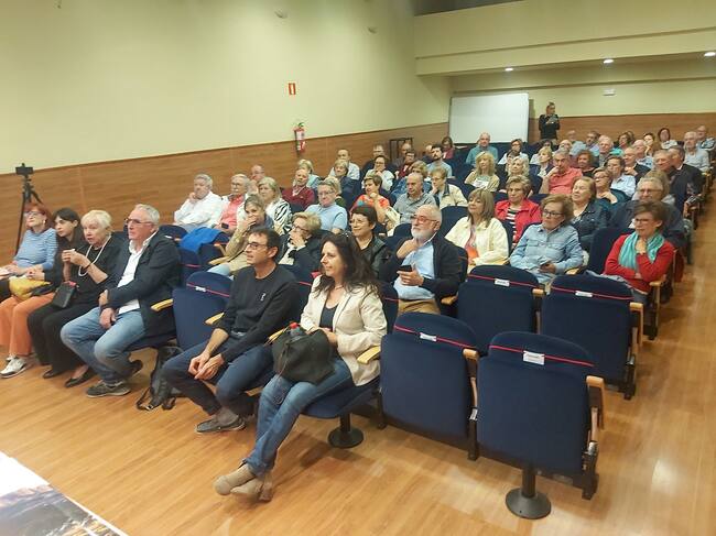 Imatge de saló d'actes de la Cambra de Comerç quasi ple per a la presentació del llibre de Salvador Giner