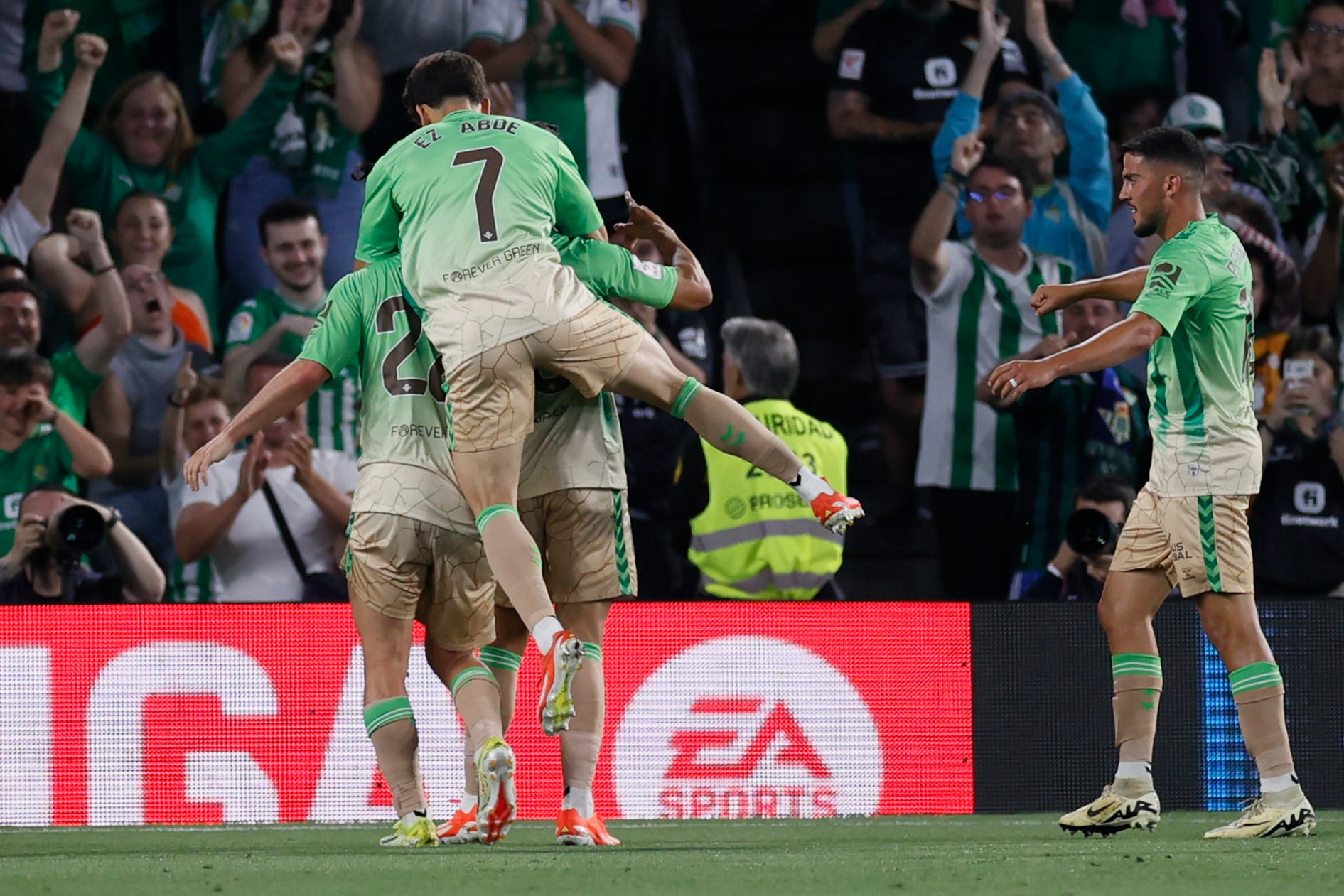 SEVILLA, 12/05/2024.- Los jugadores del Betis celebran el gol de Ayoze Pérez, tercero del equipo sevillano, durante el partido de LaLiga que Real Betis y UD Almería disputan hoy domingo en el estadio Benito Villamarín, en Sevilla. EFE/José Manuel Vidal
