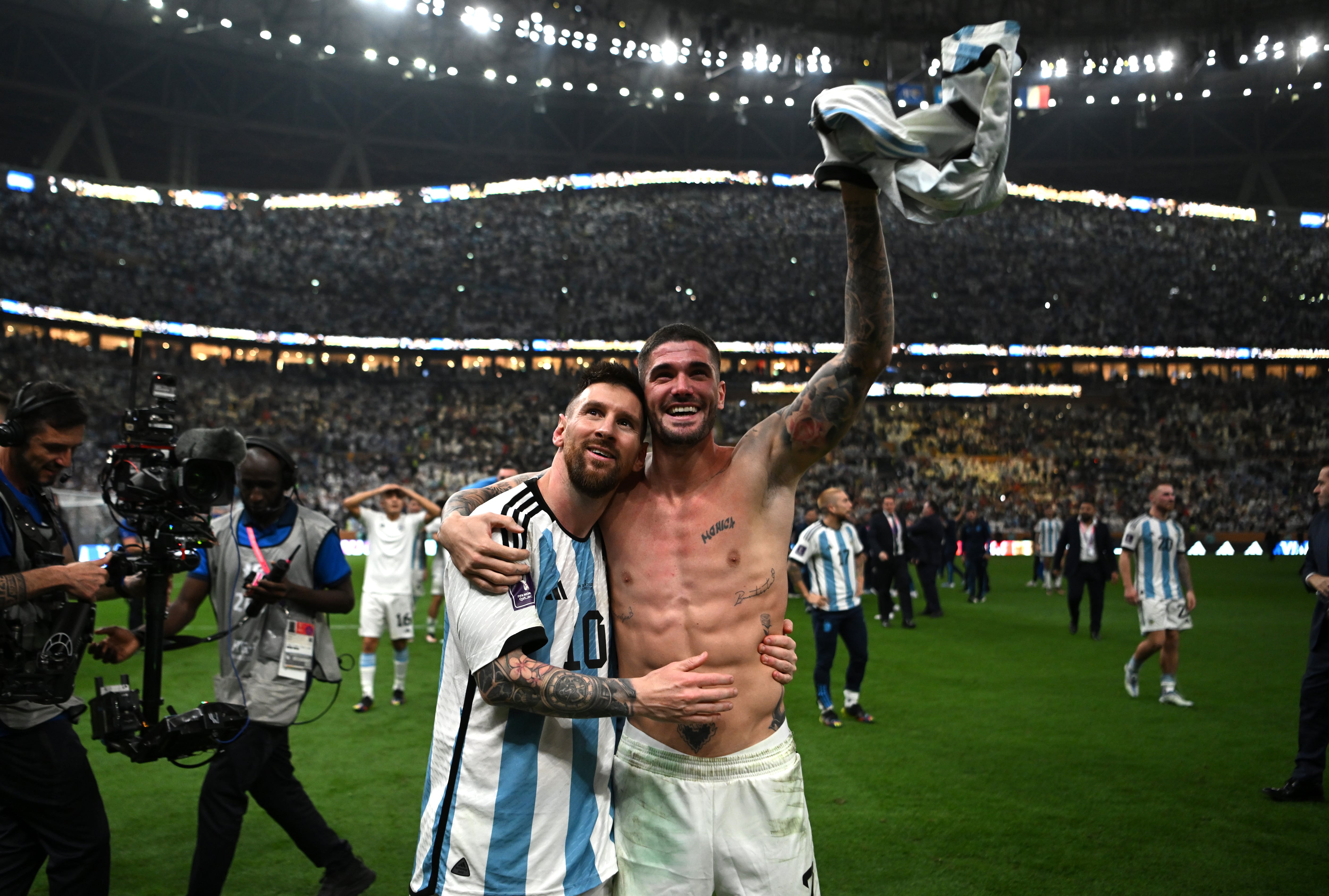 Leo Messi y Rodrigo De Paul celebran que son campeones del mundo