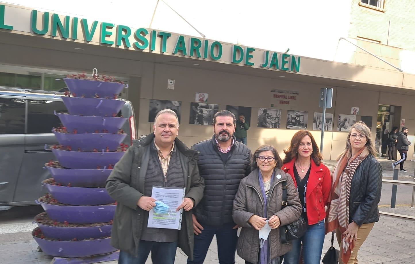 Juana Peragón, segunda por la derecha, integrante de Feministas 8M con el resto de miembros de la Plataforma por la Sanidad pública de Jaén.